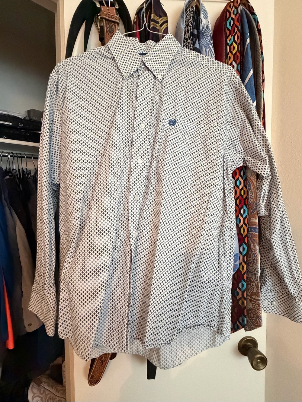 Cinch White Patterned Long-Sleeve Dress Shirt with Small Blue Logo